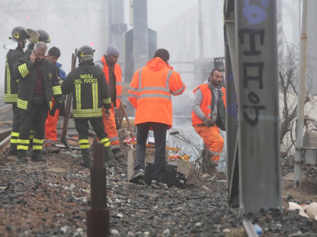 Policiais e bombeiros inspecionam uma linha ferroviária onde uma bomba caseira explodiu paralisando o tráfego de trens ao norte da Itália. A explosão causou atrasos nas estações de Milão Roma e Nápoles