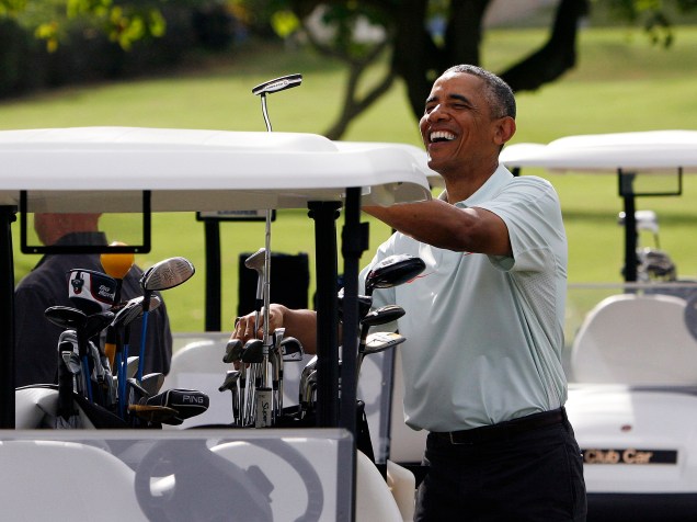 O presidente americano Barack Obama durante uma partida de golfe com o primeiro-ministro da Malásia, Najib Razak, em um campo da base militar de Kaneohe, no Avaí