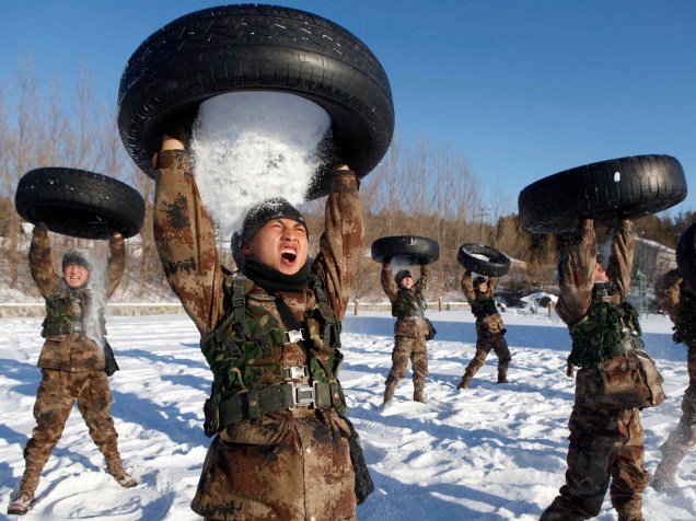 Soldados do Exército de Libertação Popular (PLA) durante treinamento em Heihe, na China