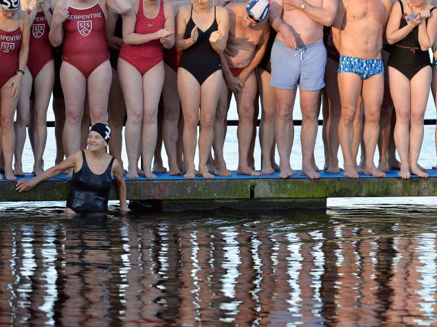 Concorrentes se preparam para participar de campeonato de natação chamado Peter Pan Cup no lago Serpentine, no Hyde Park, em Londres, na Inglaterra