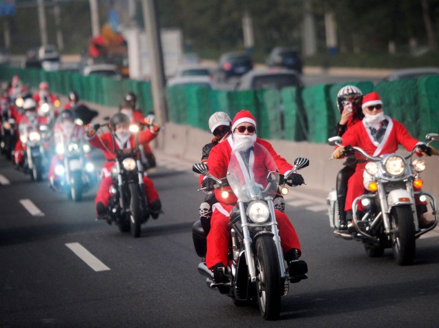 Motociclistas com trajes de Papai Noel, distribuem presentes para idosos em uma casa de repouso Guangzhou, província de Guangdong, na China