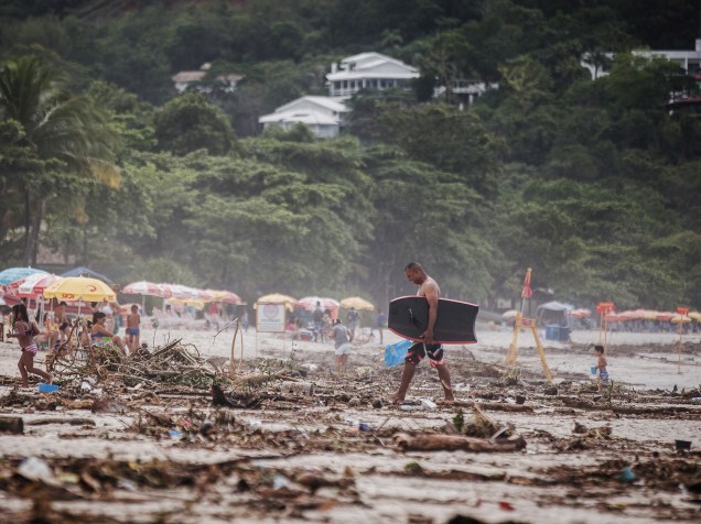 Sujeira após a intensa chuva que atingiu a praia de Maresias, em São Sebsatião, no litoral norte de São Paulo, nesta quinta-feira (25)