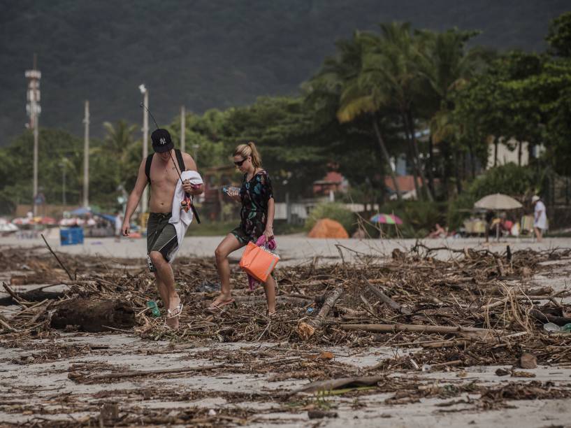 Sujeira após a intensa chuva que atingiu a praia de Maresias, em São Sebsatião, no litoral norte de São Paulo, nesta quinta-feira (25)