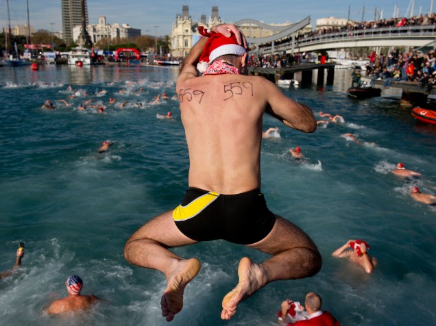 Cerca de 300 nadadores enfrentaram as baixas temperaturas para participar nesta quinta-feira (25) de cinco provas durante a 105ª edição da Copa Nadal. Tradicional evento natalino, os participantes atravessam a nado o porto de Barcelona, na Espanha