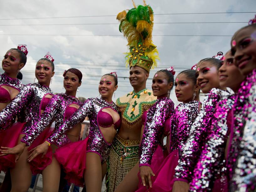 Dançarinos colombianos posam para foto antes de apresentação no "Salsódromo" da cidade de Cali nesta quinta-feira (25/12). O local é palco de uma feira de apresentações que reúne até o dia 30 cerca de 1.500 dançarinos de diferentes escolas de dança do país