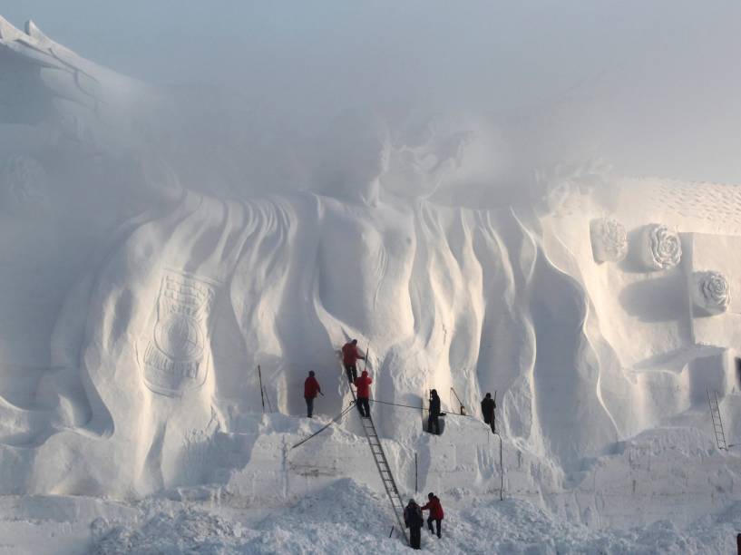 Artesão polonês prepara uma escultura de neve em um parque em Changchun, província de Jilin, na China