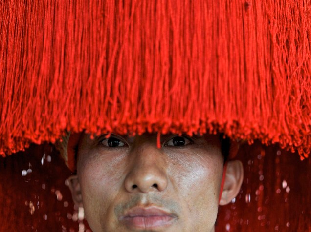 Exilado tibetano usa trajes tradicionais durante evento em monastério de Mundgod, na Índia