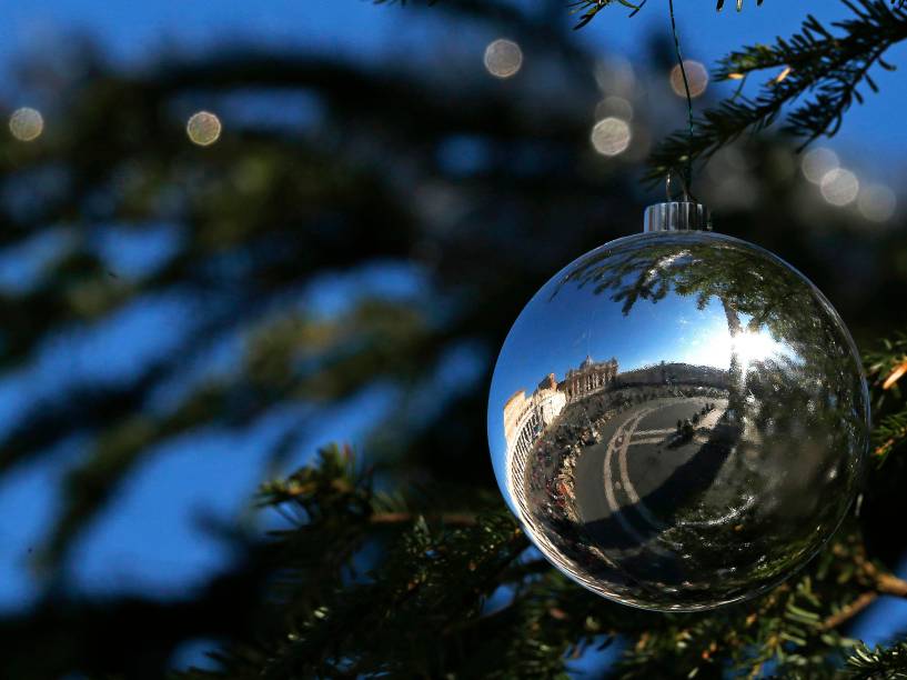 Praça de São Pedro refletida em enfeite de natal durante andiência do papa Francisco no Vaticano