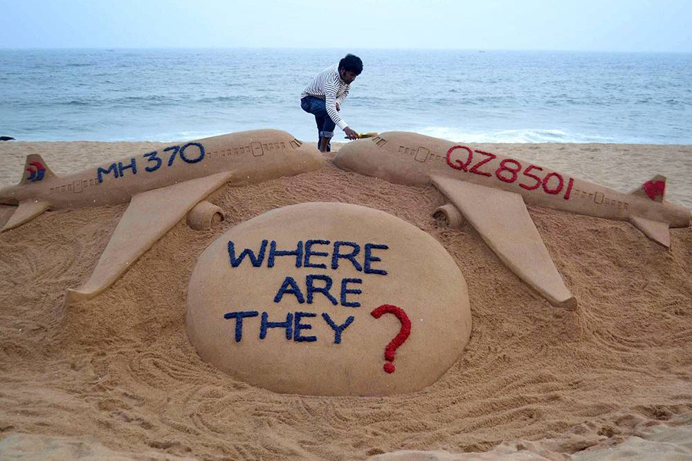 Escultura de areia retratando as duas aeronaves desaparecidas, Air Asia QZ8501 e Malayasia Airlines MH370, é vista como forma de protesto em Puri, na Índia