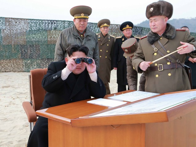 Imagem divulgada pelo governo da Coreia do Norte, mostra o ditador Kim Jong Un durante visita a uma área de lançamento de foguetes - 30/12/2014