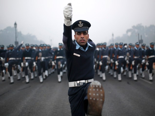 Soldados da Força Aérea da Índia realizam ensaio para o desfile do Dia da República em Nova Délhi - 30/12/2014