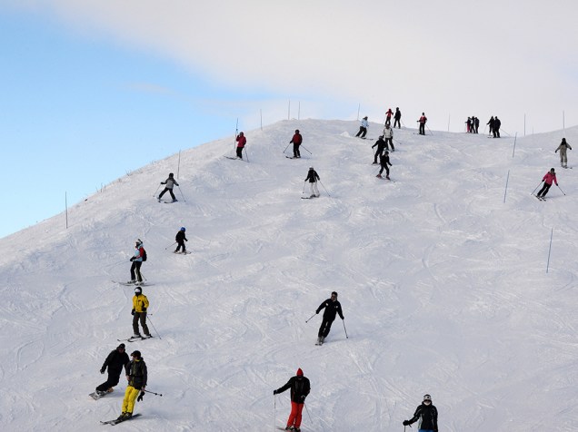 Dezenas de pessoas são vistas na estação de esqui de Les Menuires, região leste da França