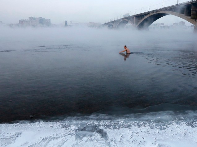 Vladimir Shcherba, um fã de natação de inverno, mergulha no Rio Yenisei à temperatura de 23 graus negativos, na cidade siberiana de Krasnoyarsk, na Rússia