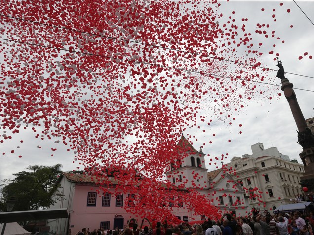 Associação Comercial de São Paulo (ACSP) enfeita o céu da capital paulista com 55 mil balões biodegradáveis na manhã desta terça-feira (30). Na imagem, a região central da cidade 
