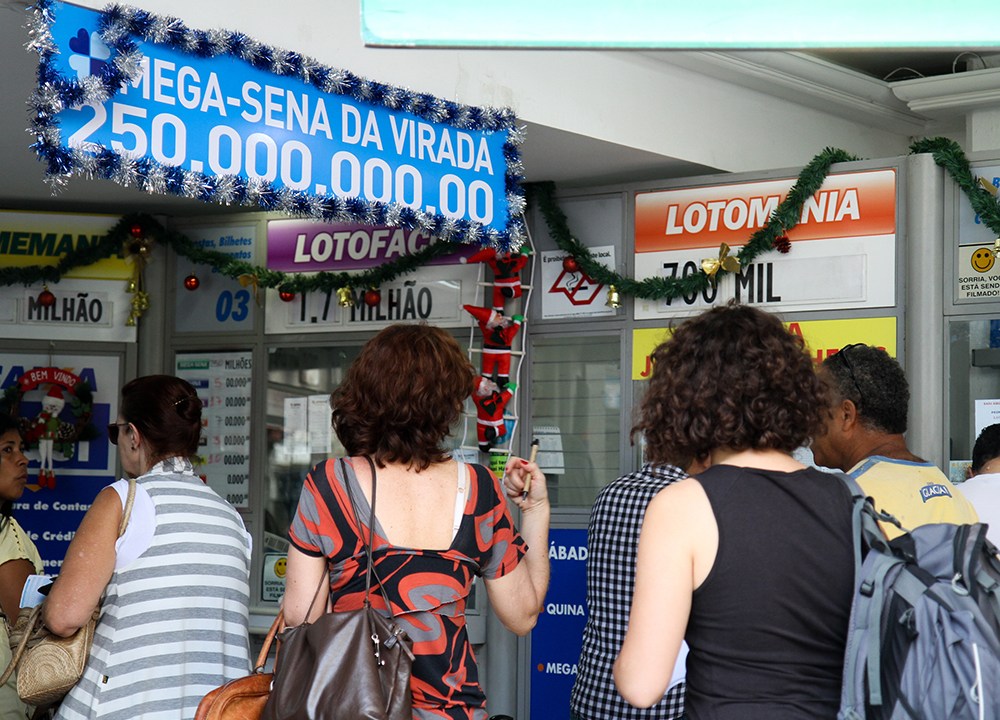 Movimentação intensa em lotérica de Campinas, interior de São Paulo, nesta quarta-feira (31). As apostas para a Mega-Sena da Virada poderão ser efetuadas até as 14h do dia 31 de dezembro. O sorteio tem prêmio de R$ 263 milhões