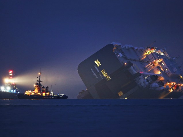 O navio de carga Hoegh Osaka, que transportava automóveis para a Alemanha, encalhou e ficou tombado perto de Southampton, no sul da Inglaterra. A tripulação foi resgatada de helicóptero