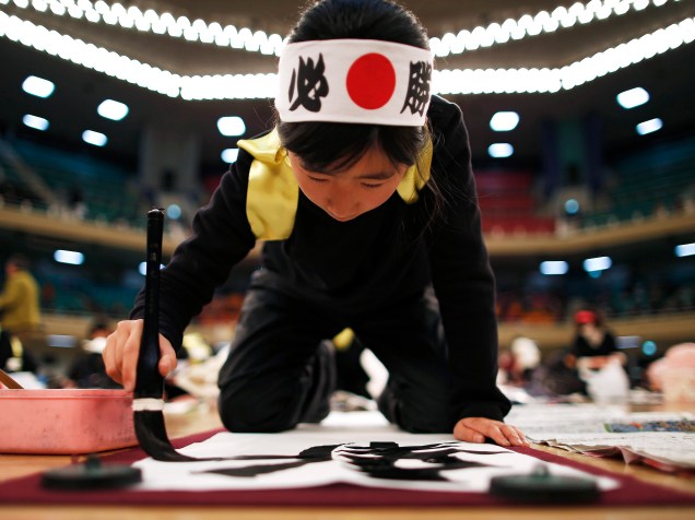 Menina japonesa participa de um concurso de caligrafia para o celebrar o Ano Novo em Tóquio - 05/01/2015
