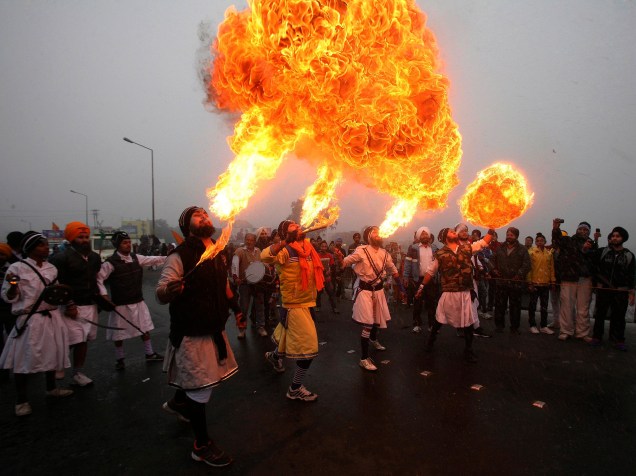 Devotos sikh fazem apresentação com fogo durante procissão religiosa antes do aniversário de nascimento do Guru Gobind Singh em Jammu, na Índia - 05/01/2015