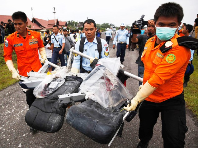 Partes da aeronave da AirAsia recuperadas do mar de Java, foram transportadas no aeroporto de Pangkalan Bun, na Indonésia