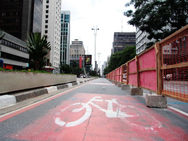 CET interdita uma das faixas da Avenida Paulista, em São Paulo, entre a Rua Augusta e Alameda Ministro Rocha Azevedo, para início das obras da ciclovia no local - 05/01/2015