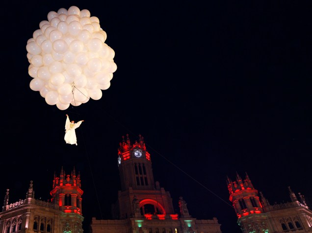 Artista se apresenta com balões na Praça Cibeles durante desfile em comemoração ao Dia de Reis em Madrid, na Espanha