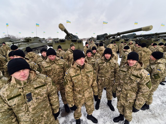 Militares ucranianos durante cerimônia de entrega de novos equipamentos militares do Presidente Poroshenko ao exército nacional