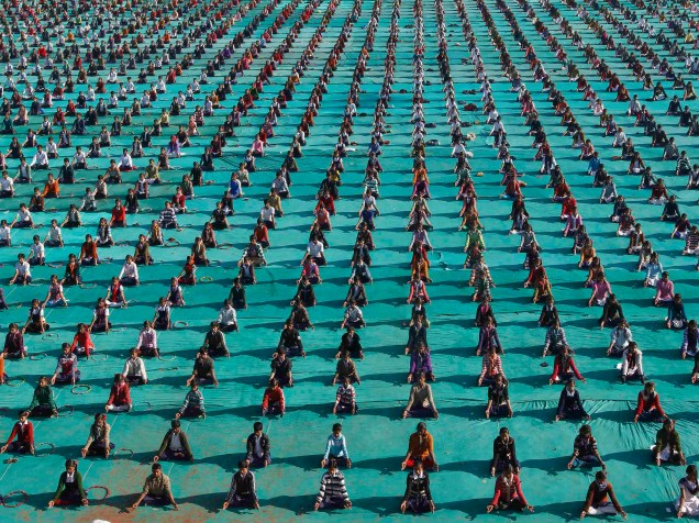 Alunos de uma escola participam de uma sessão de yoga em um acampamento na cidade indiana de Ahmedabad - 06/01/2015
