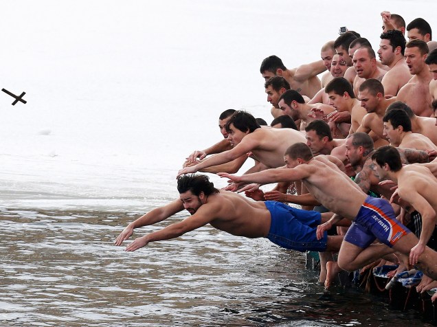 Homens saltaram para as águas de um lago para pegar uma cruz de madeira durante a comemoração do Dia de Reis em Sofia, na Bulgária. Segundo a tradição local, aquele que conseguir pegar o objeto terá um ano de saúde e prosperidade