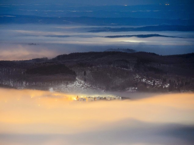 Nevoeiro cobre a cidade Salgotarjan, em uma fotografia tirada a partir do pico Pecsko, na Hungria