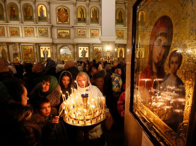Fiéis participaram de um culto de Natal Ortodoxo no interior da Igreja da Natividade, em Krasnoyarsk, na Sibéria. A maioria dos cristãos ortodoxos celebra o nascimento de Jesus no dia 07 de janeiro de acordo com o calendário juliano