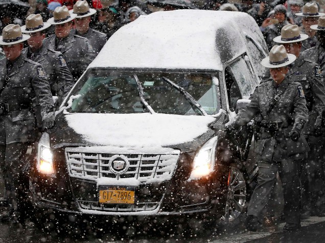 O carro fúnebre carregando o caixão do ex-governador de Nova York Mario Cuomo é escoltado por membros da Polícia do Estado de Nova York, na chegada à igreja de Santo Inácio de Loyola, em Manhattan - 06/01/2015