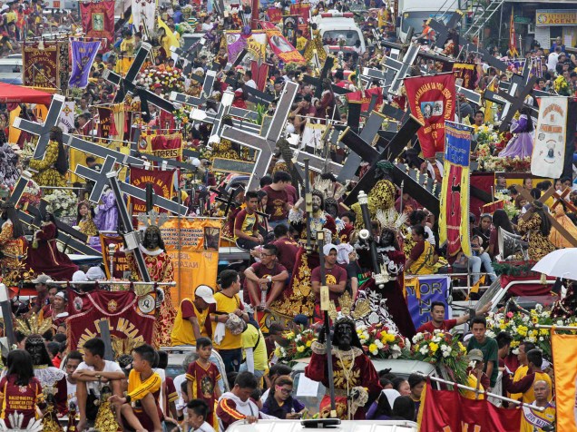 Devotos participam de procissão levando imagem do Nazareno Negro em Manila, nas Filipinas, no evento religioso que atrai milhões de pessoas e termina na sexta-feira (9)
