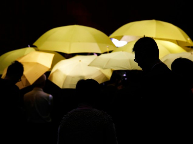 Parlamentares pró-democracia portam guarda-chuvas amarelos durante uma entrevista nesta quarta-feira (7) em Hong Kong