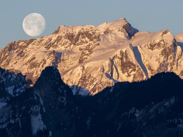 A lua se esconde por trás da montanha "Les Cornettes de Bise", nos Alpes suíços - 07/01/2015