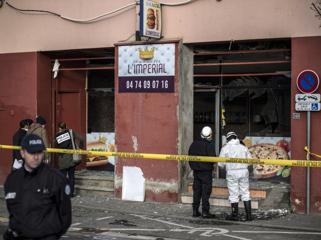 Policiais trabalham no local de uma explosão em uma loja de kebab perto de uma mesquita, em Villefranche-sur-Saône, no leste da França, nesta quinta-feira (08)