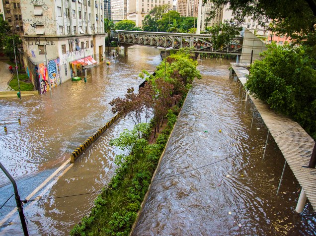 Chuva causa alagamento na Avenida 9 de Julho na região do Terminal Bandeira em São Paulo - 08/01/2015