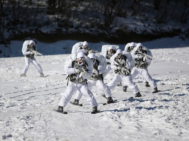 Membros das Forças Nacionais da Coreia do Norte participam de um exercício de inverno em Pyeongchang