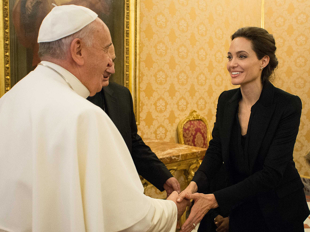 Papa Francisco cumprimenta a atriz americana Angelina Jolie, durante audiência privada no Vaticano