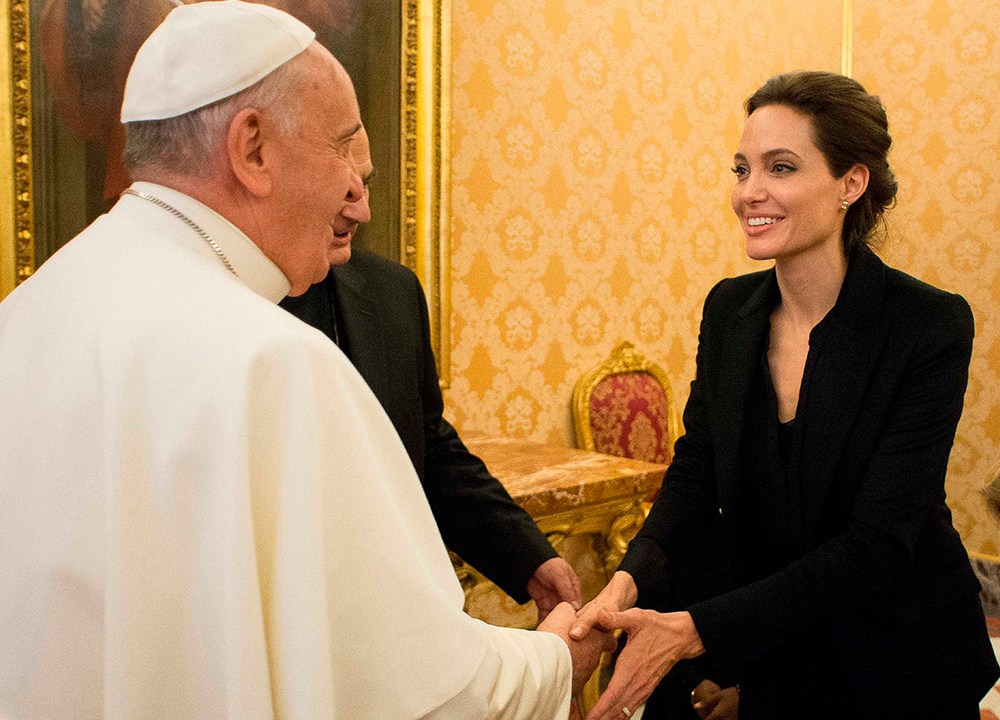 Papa Francisco cumprimenta a atriz americana Angelina Jolie, durante audiência privada no Vaticano
