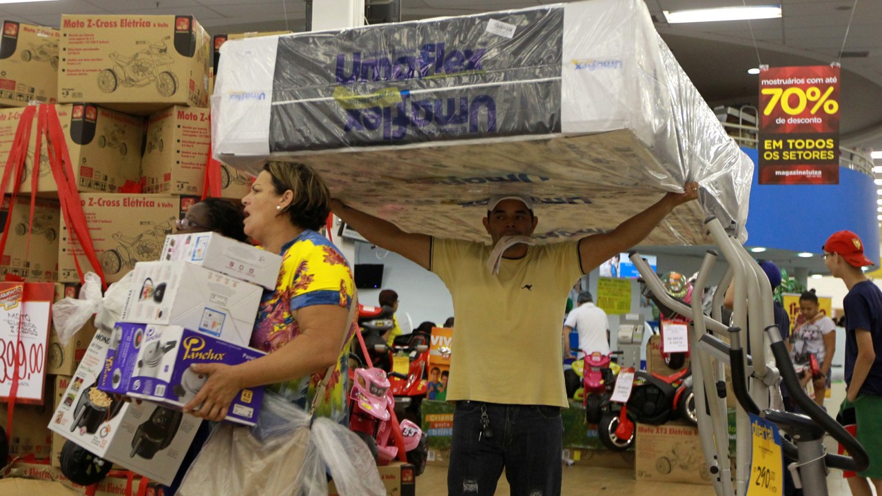 Consumidores durante a liquidação anual do Magazine Luiza do Shopping Aricanduva, zona leste de São Paulo, nesta sexta-feira (09)