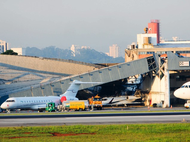 O teto de um hangar desabou sobre alguns aviões no Aeroporto de Congonhas, devido a forte chuva que caiu na zona sul de São Paulo