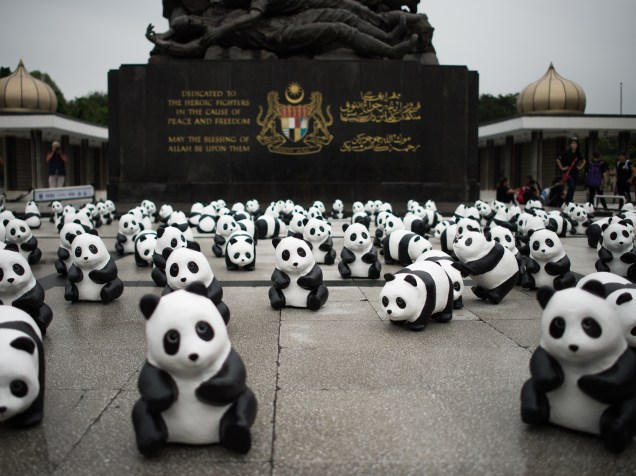 Cerca 1.600 pandas de papel machê são exibidos no Monumento Nacional em Kuala Lumpur, nesta sexta-feira (09). O evento, que consiste em colocar 1.600 pandas de papel machê em várias cidades ao redor do mundo, foi criada pelo artista francês Paulo Grangeon em colaboração com o WWF e visa sensibilizar para as espécies ameaçadas de extinção