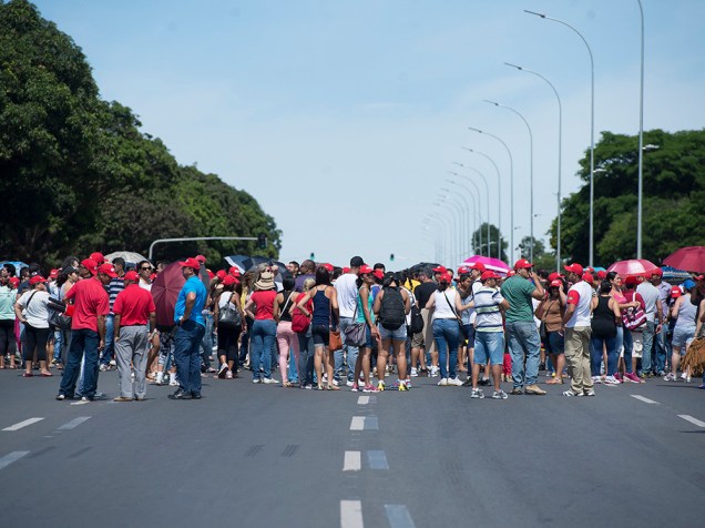 Professores da rede pública do Distrito Federal fazem manifestação em frente ao Palácio do Buriti, em Brasília, para reivindicar o pagamento de salários atrasados <br><br>