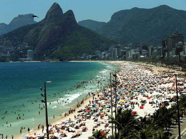 Rio de Janeiro registra 42 graus nesta sexta-feira (09). Na imagem, milhares de pessoas lotam a praia do Arpoador