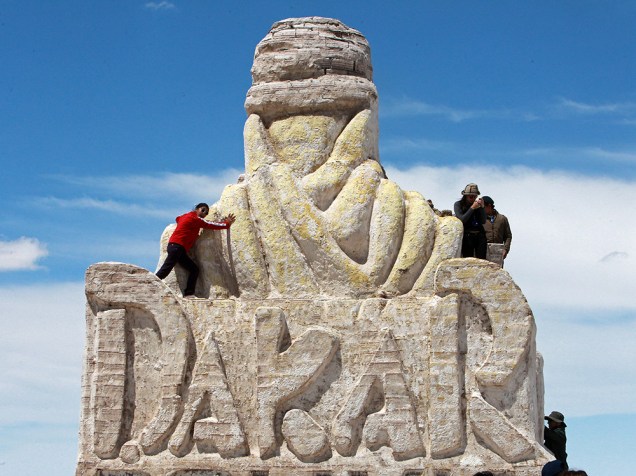 Turistas posam com uma escultura gigante do Rally Dakar, nesta sexta-feira (09), na Bolívia