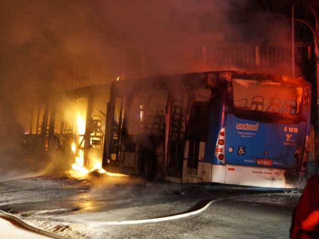 Um ônibus foi incendiado na região do Grajaú, na madrugada desta quarta-feira (14/01). O ataque aconteceu na rua Rubens de Oliveira, onde ao menos quatro criminosos abordaram o coletivo. Segundo a Polícia Militar, não há feridos e os criminosos fugiram