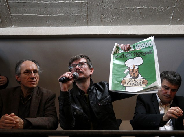 O novo editor do semanário satírico francês Charlie Hebdo, Gerard Biard e equipe mostram a próxima capa da revista durante uma conferência de imprensa em Paris, França