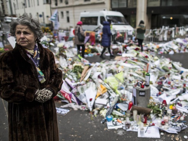 Flores em homenagem às vítimas do ataque a revista Charlie Hebdo em Paris