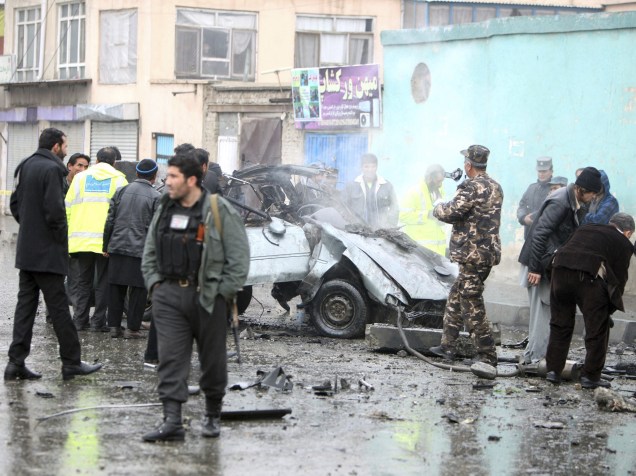 No Afeganistão, oficiais de segurança inspecionam local onde dois civis morreram em um ataque a bomba em Cabul