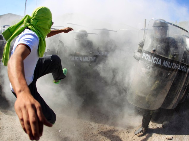 Ativistas entram em confronto com policiais militares durante uma manifestação em prol dos 43 estudantes desaparecidos em 2014, na cidade de Iguala, no México
